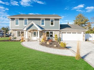 5 Mallard Cv, West Islip, NY 11795
