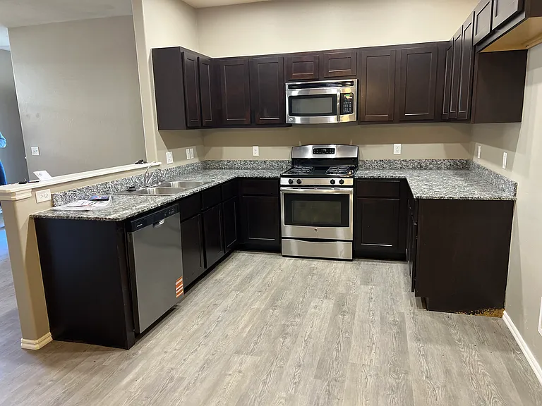 122 Ashley Dr — Photo 2