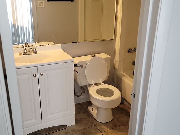 4th image of 11 Seville Dr