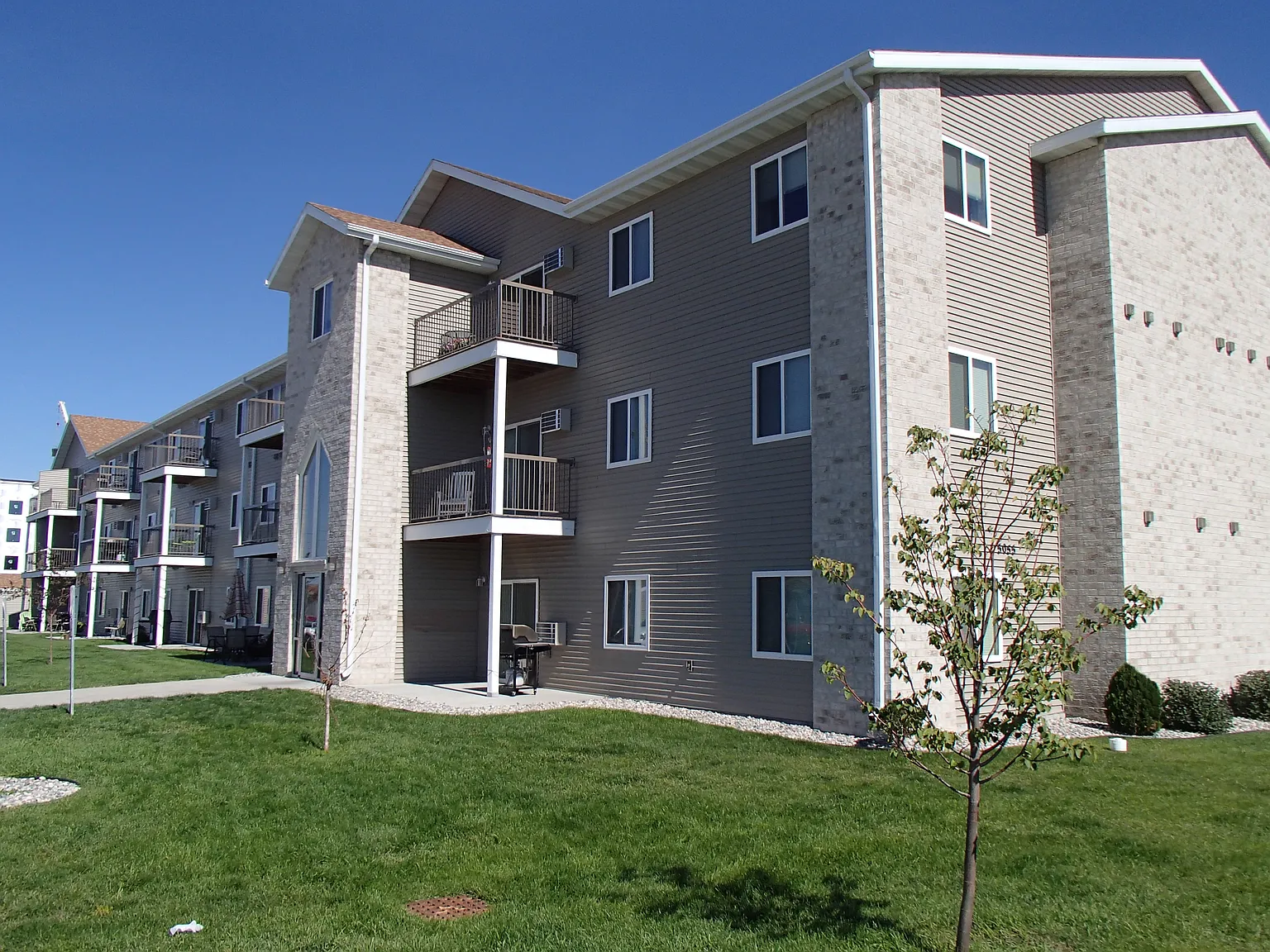Country Meadows Apartments — Photo 1