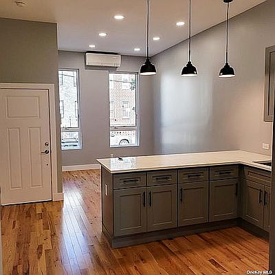 5th image of 21 Marconi Pl #1