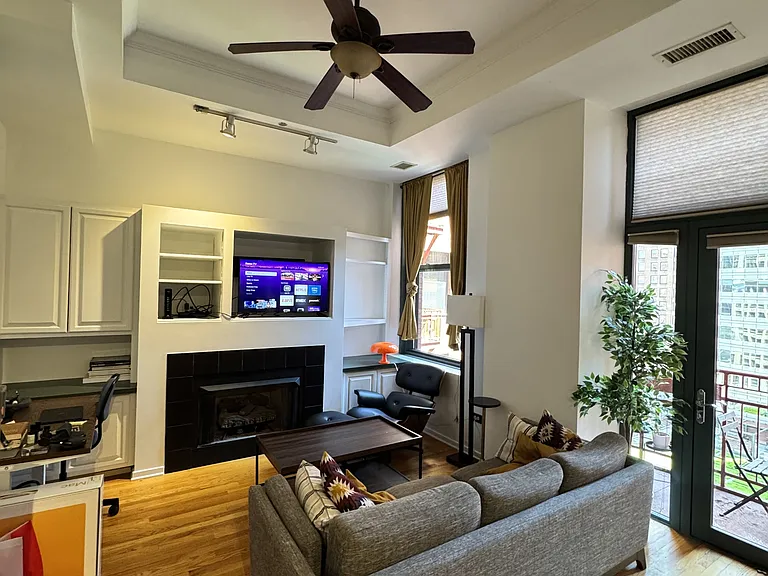 208 W Washington St #1208 — Photo 5