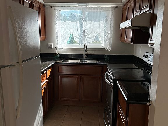 4th image of 3254 Brookdale Dr #B