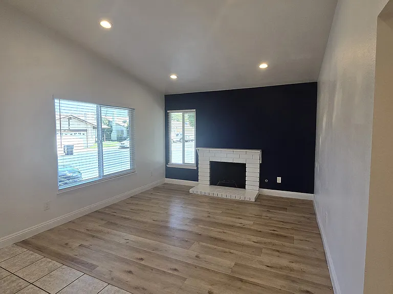 4205 Noyer Ln — Photo 3