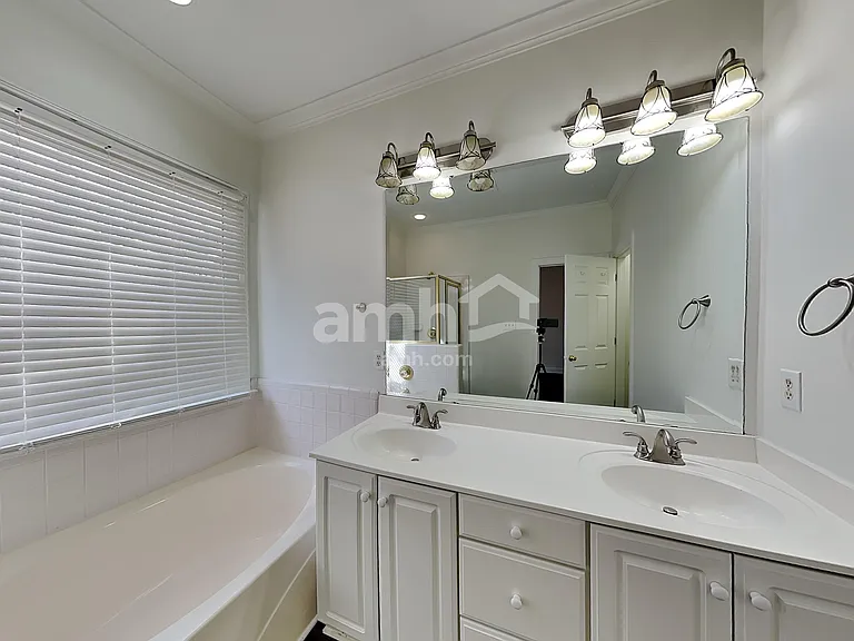 8005 Red Oaks Trl — Photo 13