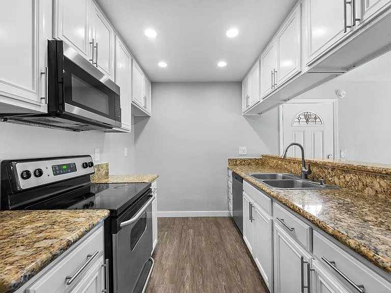 Park Plaza Apartments — Photo 11