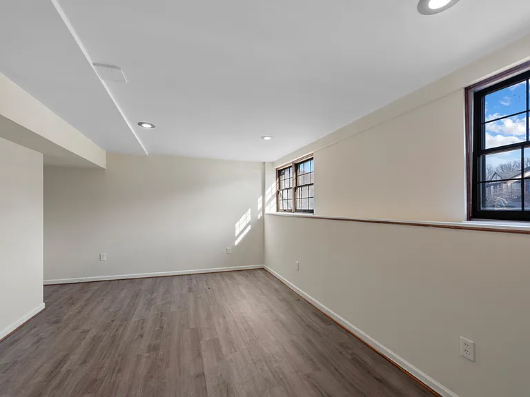 20 Rhodes Pl — Photo 5