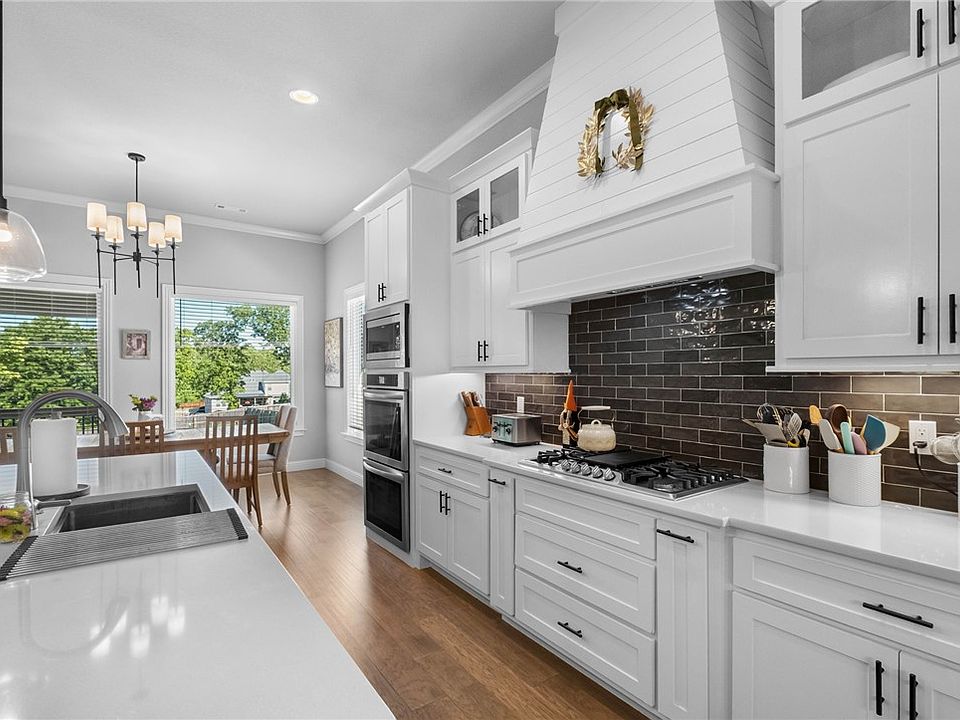 1st image of 702 E Valley Ln