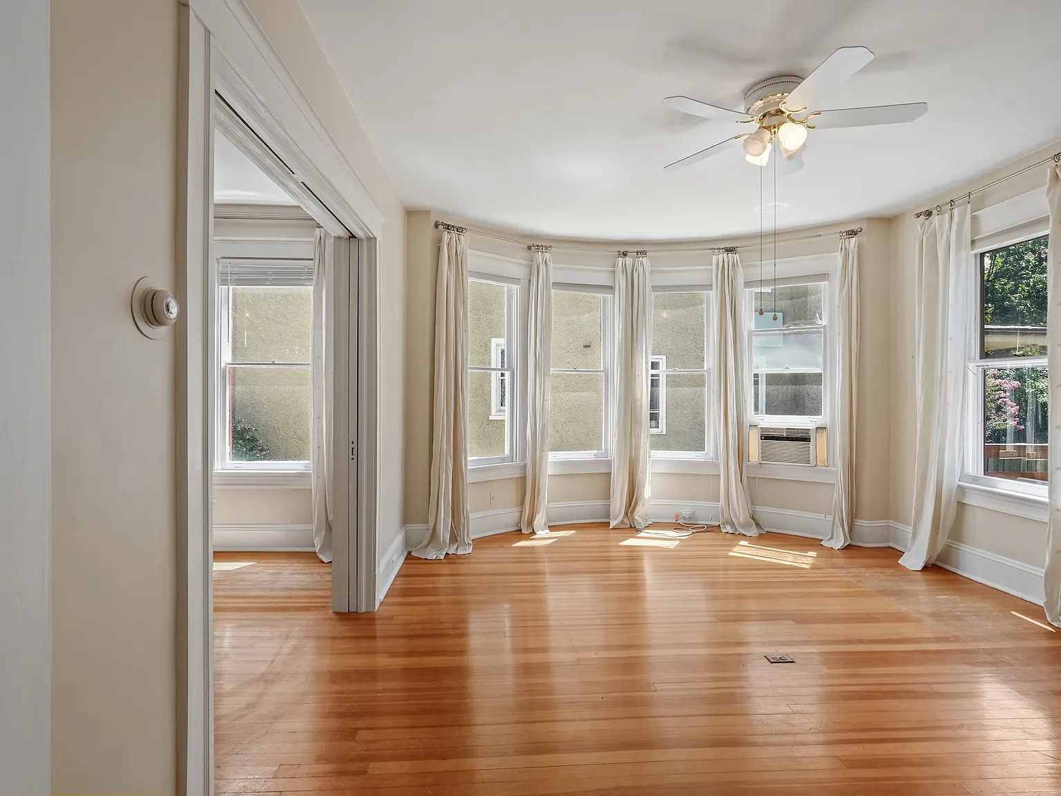 4 bed, 2.5 bath, 2344 sqft, $5,500 — Photo 3