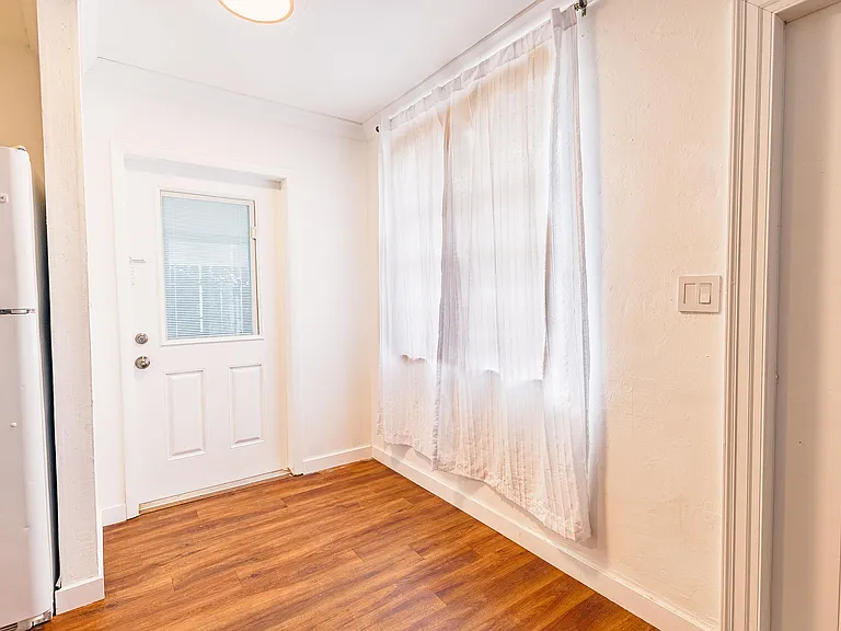 520 NE 58th St #B — Photo 7
