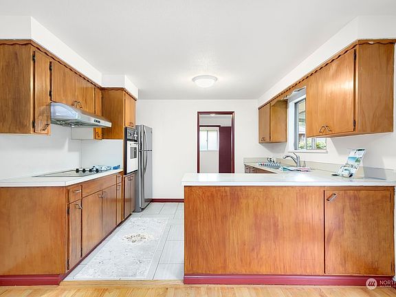 5th image of 909 E 59th Street