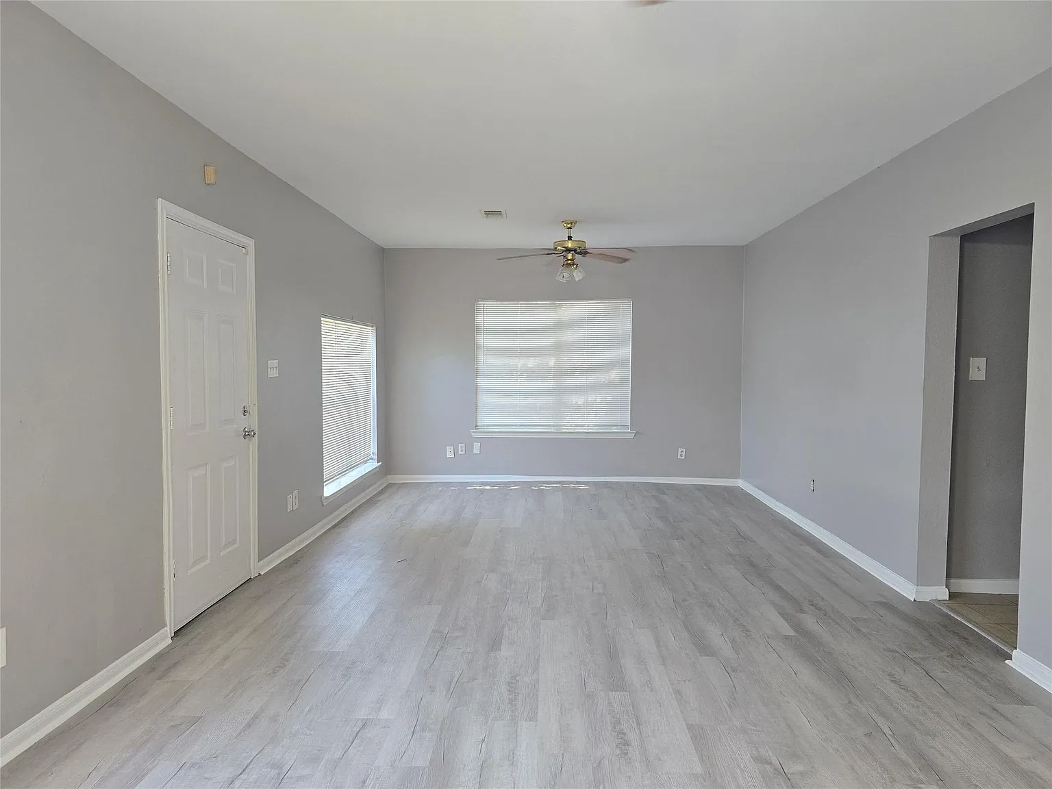 3 bed, 1.0 bath, 1169 sqft, $1,300 — Photo 3