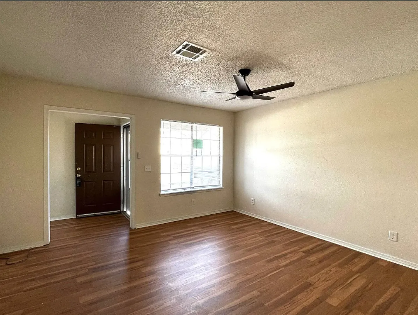 Charming 3-Bed / 2-Bath Duplex in the Heart of Midwest City! — Photo 2