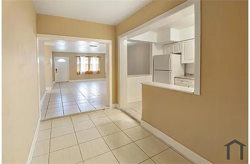1752 SW 70th Way Photo 1