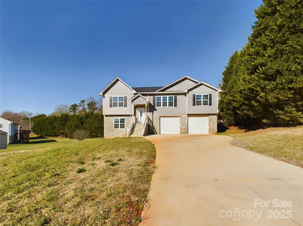 2061 Gary Ln, Hickory, NC 28602