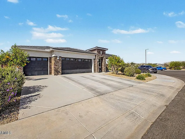 24054 W Verlea Dr — Photo 3