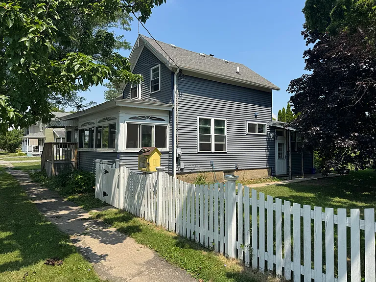 629 Alexandria St — Photo 2