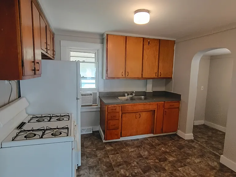1445 W 7th St — Photo 6