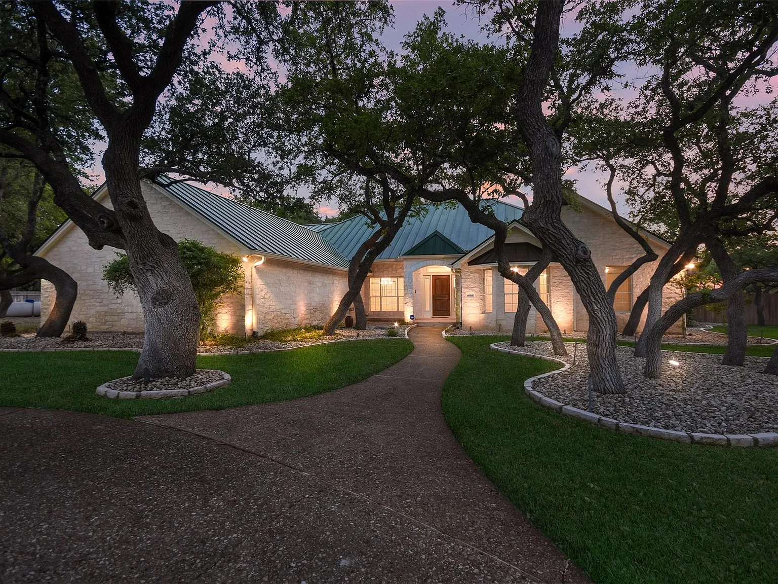 5 bed, 6.0 bath, 7004 sqft, $7,500 — Photo 2