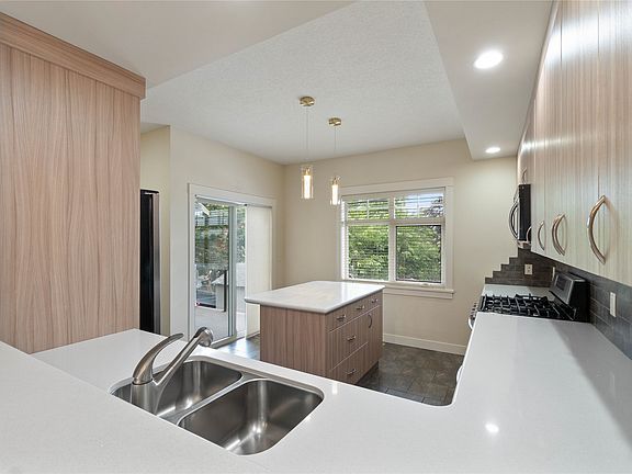 4th image of 576 Nicola St #10