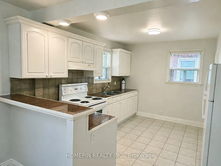 111 Sharpe St — Photo 4