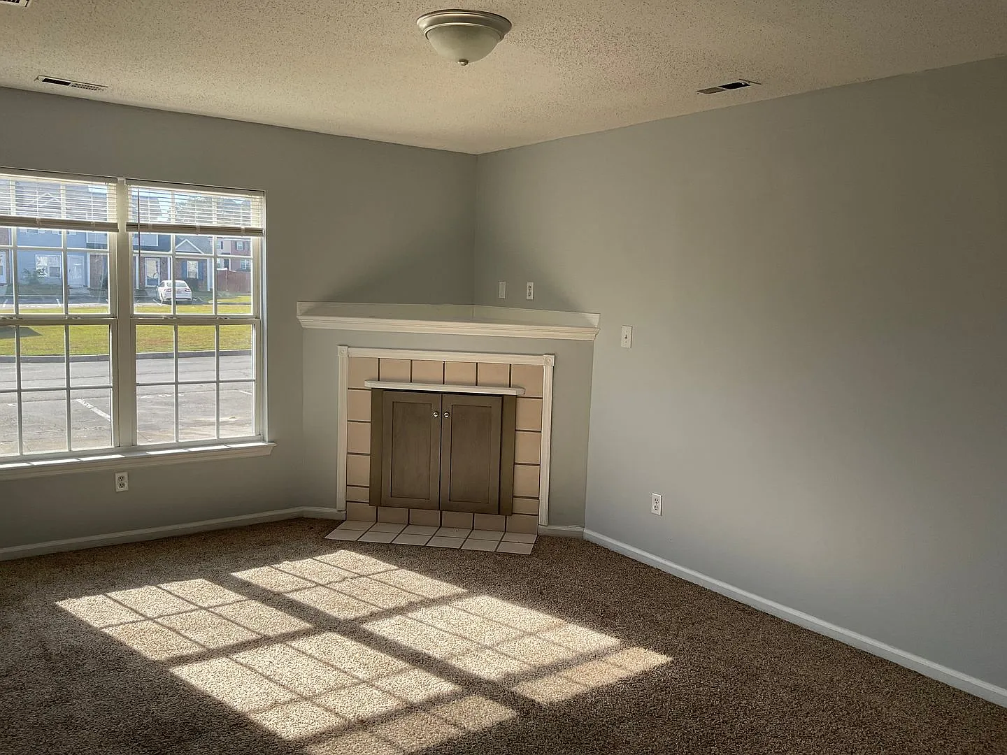 Delightful 2 bedroom 2 1/2 bath town home that is centrally located! Just minutes to Camp Lejeune... — Photo 2