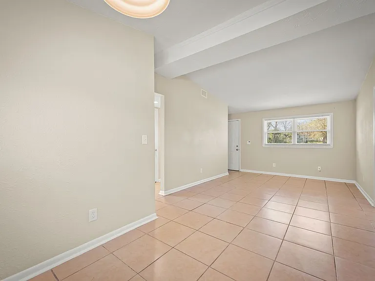 909 Westgate Dr — Photo 10