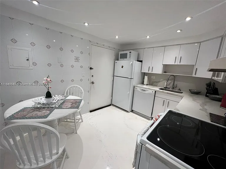 5555 Collins Ave #7T — Photo 9