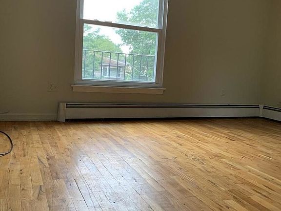 5th image of 300 A Woodbine Ave