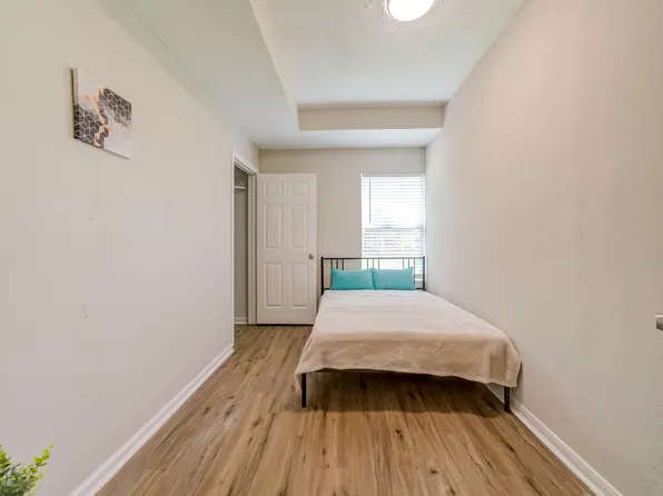 (undisclosed Address), Houston, TX 77033