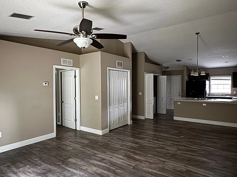 9210 N Travis Dr — Photo 2