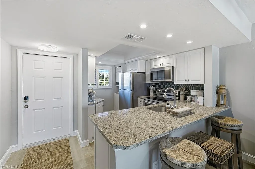 2 bed, 2.0 bath, 933 sqft, $12,000 — Photo 3