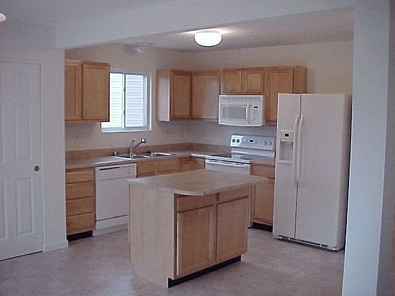 KITCHEN W/ ALL APPLIANCES