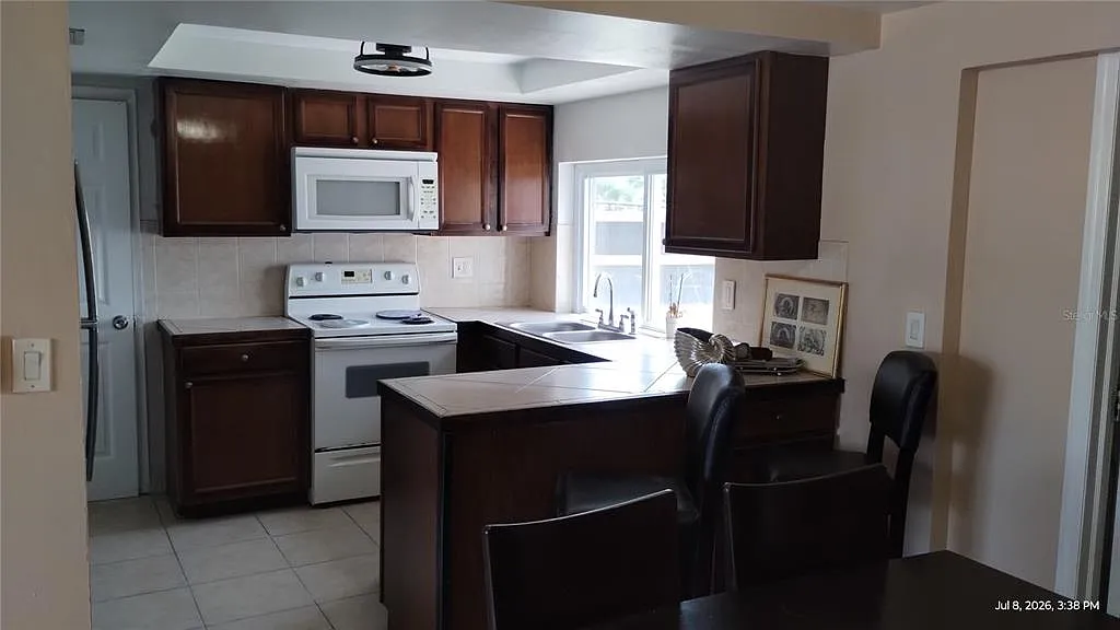 4 bed, 1.0 bath, 988 sqft, $1,800 — Photo 4