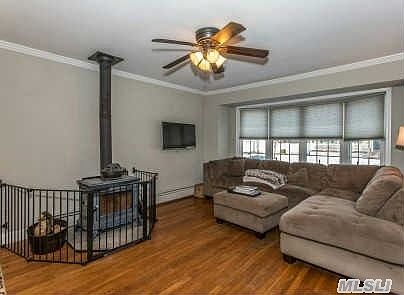 3rd image of 1818 Scott Ave