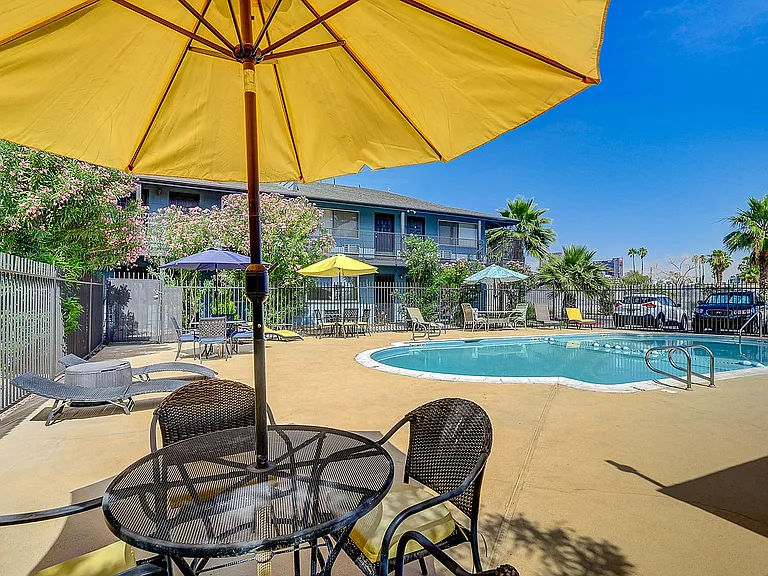 4050_Palos Verdes St-29