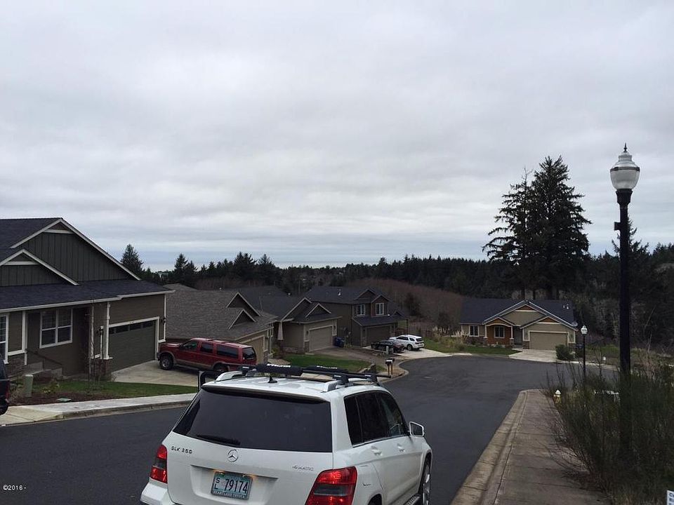 2nd image of 820 NE Jeffries Ct