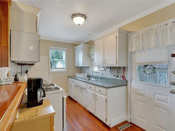 5th image of 168 Watkins Ave