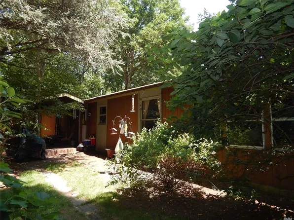 25 W Bartlett Rd, Middle Island, NY 11953