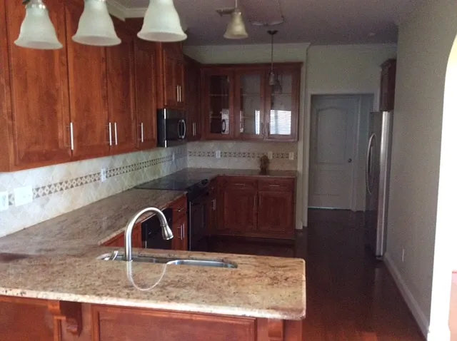 1002 Silver Lake Ct — Photo 2