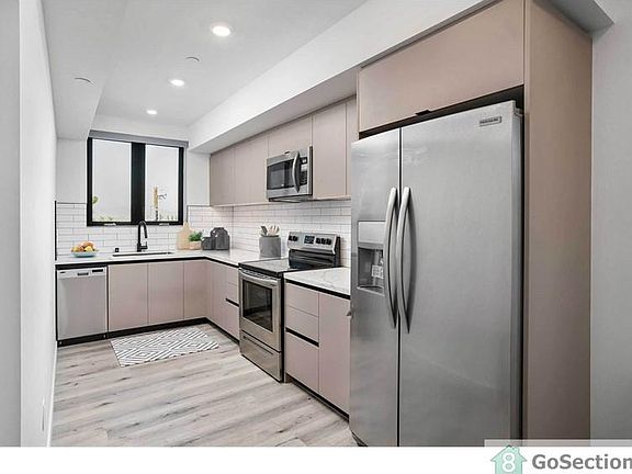 4th image of 226 N Lake St #505
