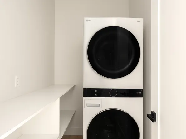 216 Grand Street image 9 of 10