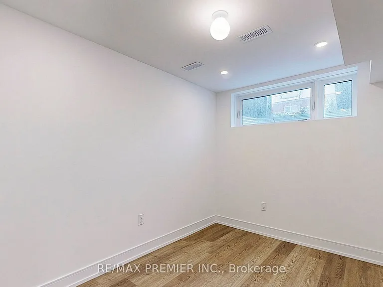 208 McRoberts Ave W #LOWER — Photo 13