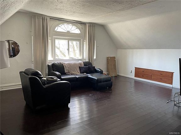 2nd image of 425 Richmond Ave APT 3