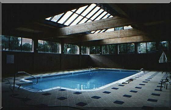 Indoor pool w. lockerrooms