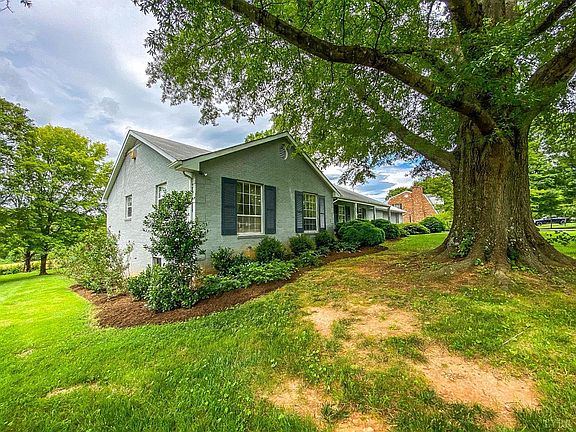 3rd image of 1809 Oakwood St