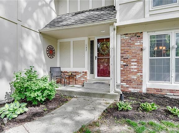 3rd image of 137 NE Wood Glen Ln