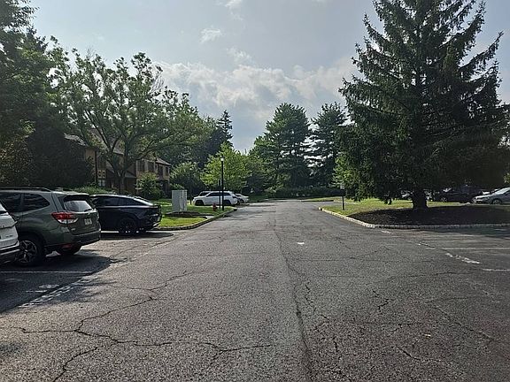 5th image of 16 Adele Ct