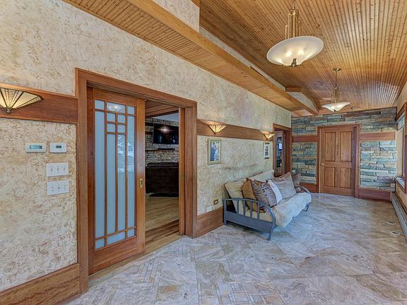 4th image of 301 S Villa Ave