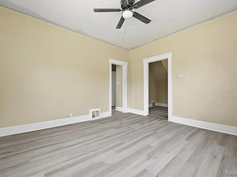 2245 W Grand St — Photo 17